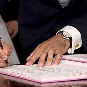 Hombre firmando documento importante