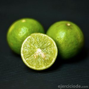 Limones verdes ricos en vitamina C