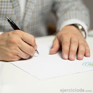 Persona firmando una carta con formato