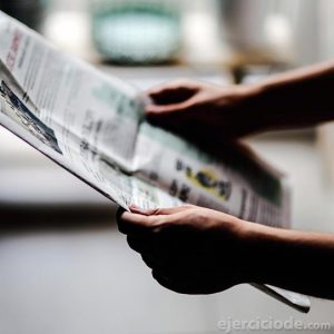 Persona leyendo el periódico