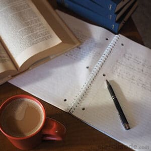 Cuaderno y libro en una mesa