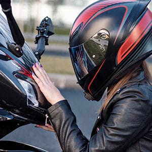 Mujer con caso con motocicleta