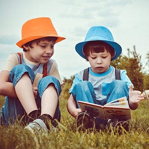 Niños leyendo en el campo